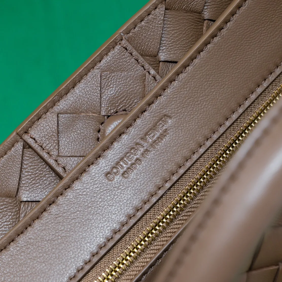 Batch 1960 BOTTEGA VENETA 2024 spring and summer new small ANDIAMO chain bag is also available! 🔥🔥I believe many friends have been waiting for a long time. The metallic chain adds a touch of sophistication to the original softness and elegance of Andiamo. The collision of classic craftsmanship and elegance creates a different kind of beauty. Style number: 6008 Size: 25*22*10.5cm